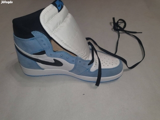 Nike Air Jordan 1 kosárlabda cipő.