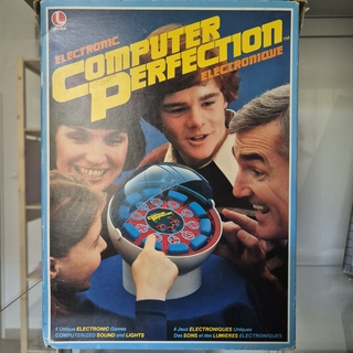 Electronic Computer Perfection - retro stílusú elektronikus játékkészülék.